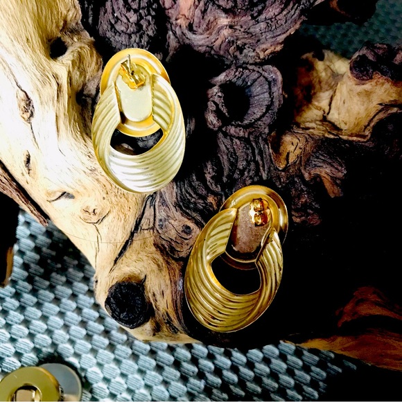 Vintage 80’s Costume Gold Tone & Cream Oval Geometric Post 1.5 in Earrings - Picture 2 of 7